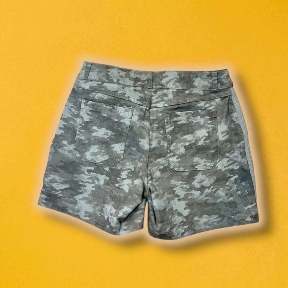 Spanx ‘Stretch Twill Pull-On Shorts’ in “Stone Wash Camo” Size Medium - Picture 12 of 15